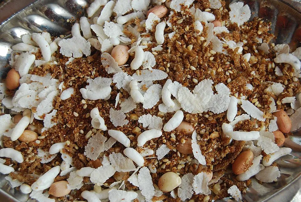 A steel plate of nanyeri, the Keddasa snack, with puffed rice, peanuts and roasted grain