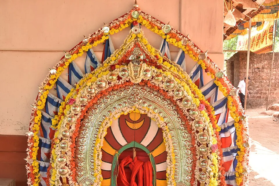 An ani, the tall arched frame of flowers and cloth worn on the performer's back